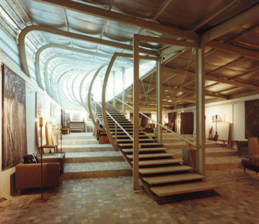 نمای داخلی آتلیه گسترش یافته فریدون آو در استخر درون محوطه گالری 13.
